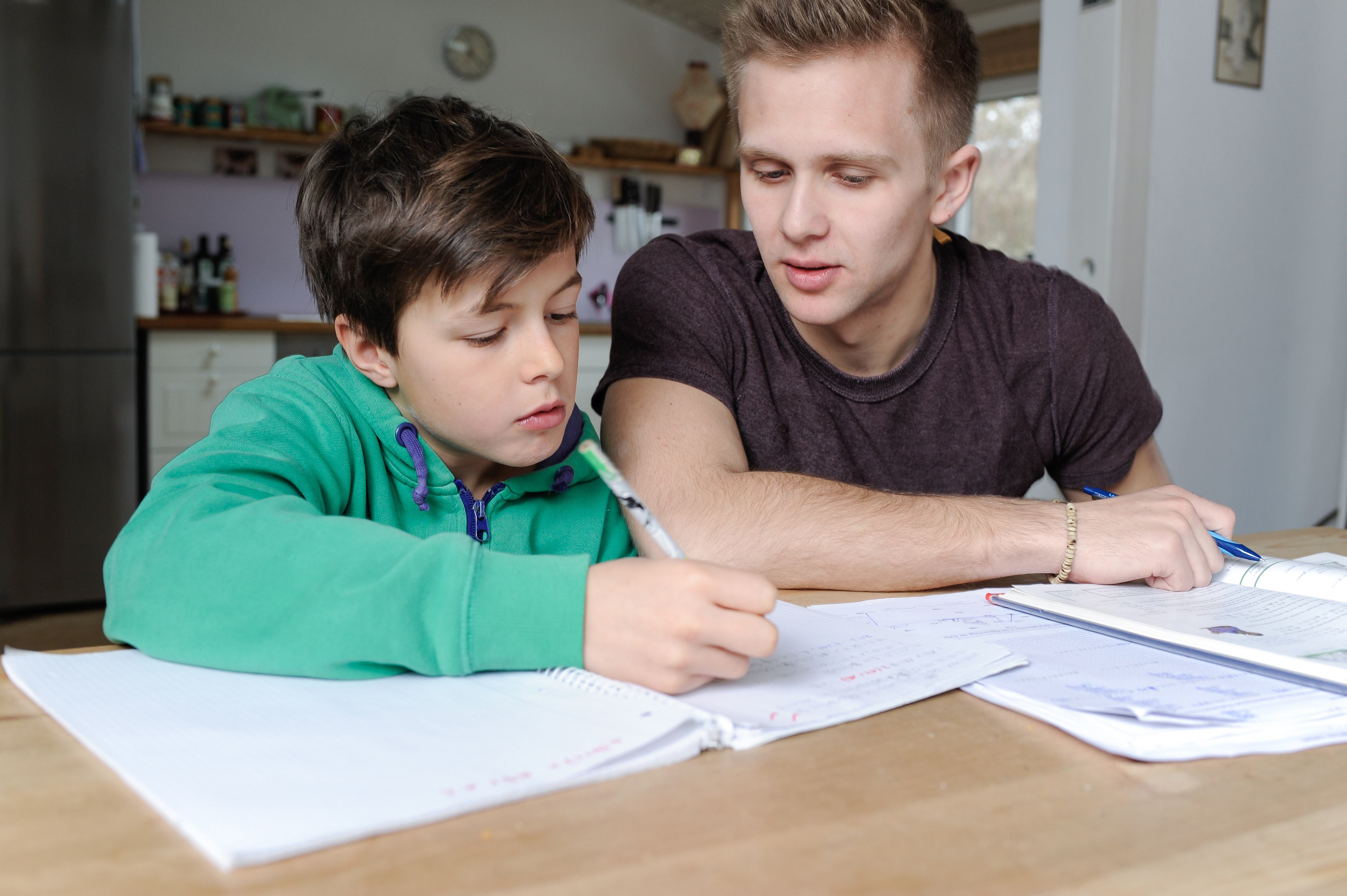 Parintii cheltuie aproape 10.000 de lei pe an pe educatia copiilor! Banii se duc pe meditatii, materiale didactice si after school